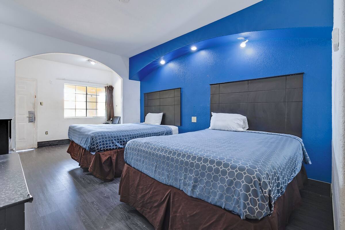 2 Queen Beds Smoking with Kitchenette | Pillowtop beds, desk, iron/ironing board, rollaway beds (surcharge)