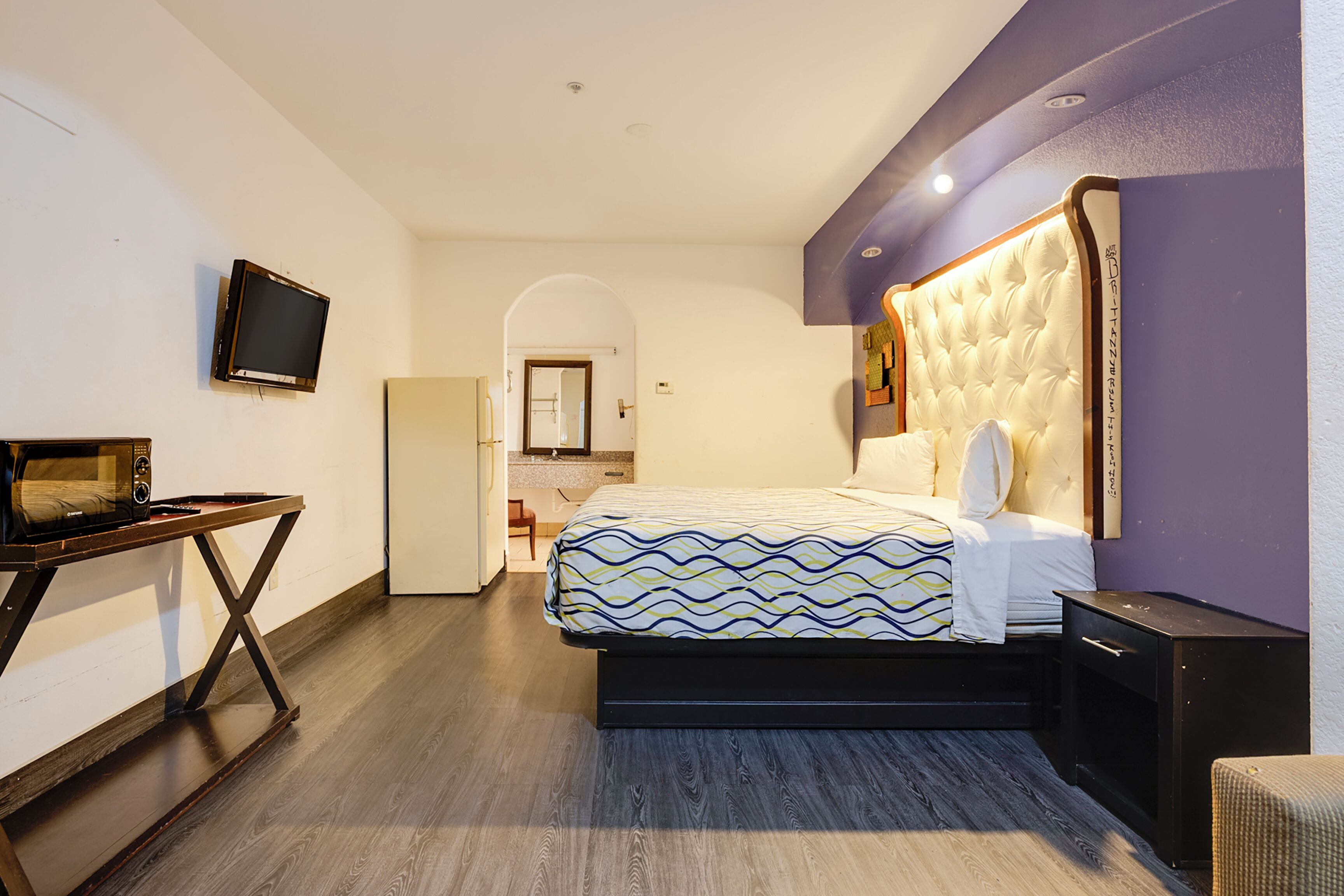 Surmatelas, bureau, fer et planche à repasser, Wi-Fi gratuit