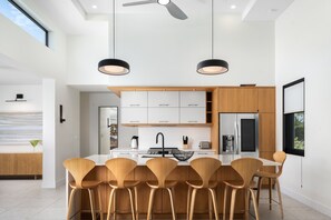 Refrigerador, microondas, horno y lavavajillas 