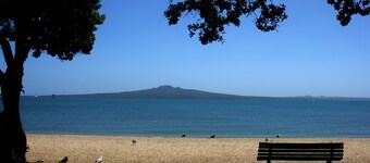 In heart of mission Bay, Pet friendly, minutes walk to the beach