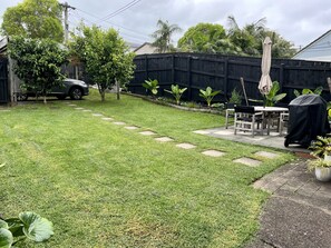 Outdoor dining - In heart of mission Bay, Pet friendly, minutes walk to the beach (Auckland)