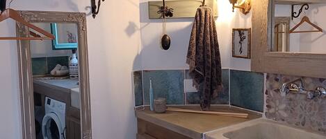 Regadera, secadora de cabello, toallas, papel de baño