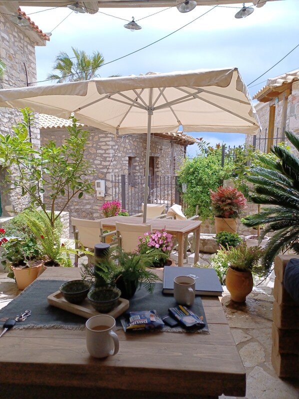 Outdoor dining - Beautiful cottage tastefully decorated close to amenities (Chrani)