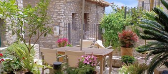 Beautiful cottage tastefully decorated close to amenities