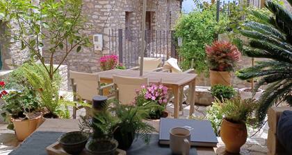 Beautiful cottage tastefully decorated close to amenities