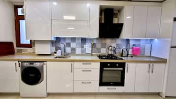 Standard Apartment, 2 Bedrooms, Kitchen, Ground Floor | Private kitchen