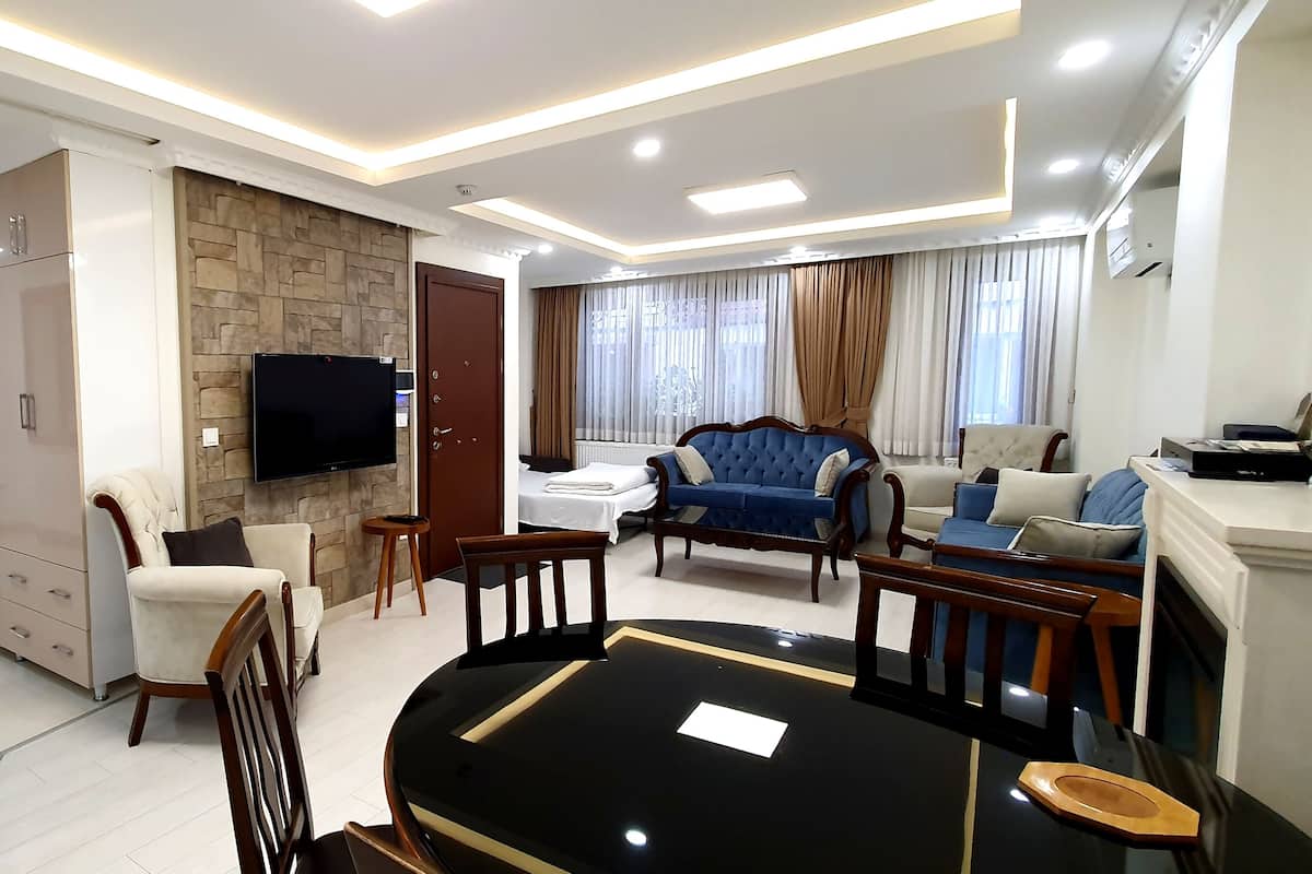 Apartemen Standar, 2 kamar tidur, dapur, lantai dasar | Ruang keluarga | Smart TV 55-inci dengan saluran TV satelit, TV, dan Netflix