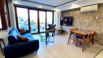 Apartemen Panorama, 1 kamar tidur, dapur, pemandangan laut | Brankas, meja kerja, ruang kerja ramah laptop, dan tirai kedap cahaya