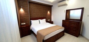 Apartamento luxo, 3 quartos, cozinha | Cofres nos quartos, escrivaninha, espaço de trabalho para notebook