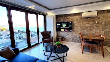 3 bedrooms, in-room safe, desk, laptop workspace