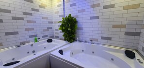 Indoor spa tub - TaksimFlat (Istanbul)