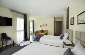 Premier Room | Peralatan tempat tidur premium, bar mini percuma, peti besi dalam bilik