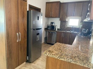 Kühlschrank, Mikrowelle, Ofen, Geschirrspüler