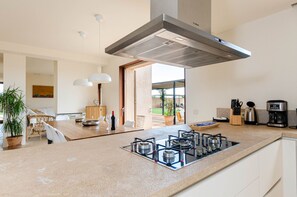 Jääkaappi, mikroaaltouuni, uuni, astianpesukone