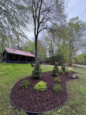 Property grounds - Charming ADK Retreat Walking Distance to Town and River (Old forge)