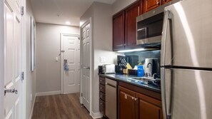 Refrigerador, microondas, horno y parrilla de estufa 