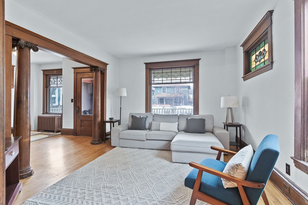 Victorian house in Uptown: Hot Tub, Near the Convention Center, DT and the lakes