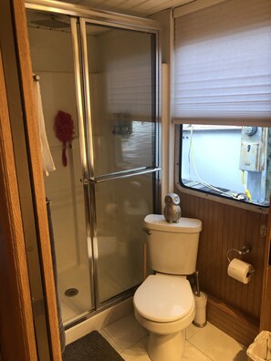 Dusche, Handtücher, Toilettenpapier