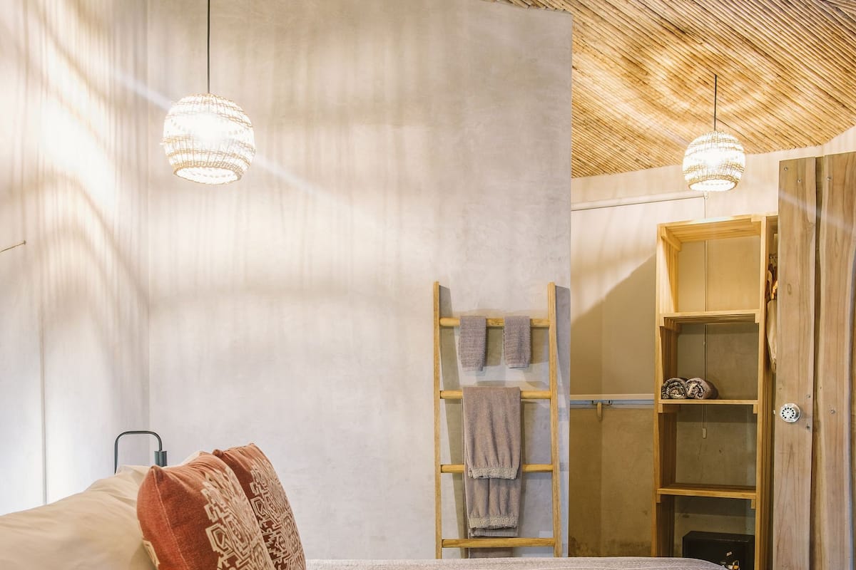 7 Palms Room | In-room safe, desk, WiFi (free)