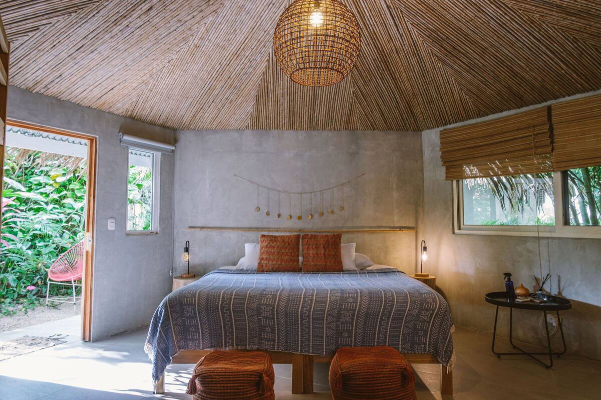 Barefoot Room | In-room safe, desk, WiFi (free)