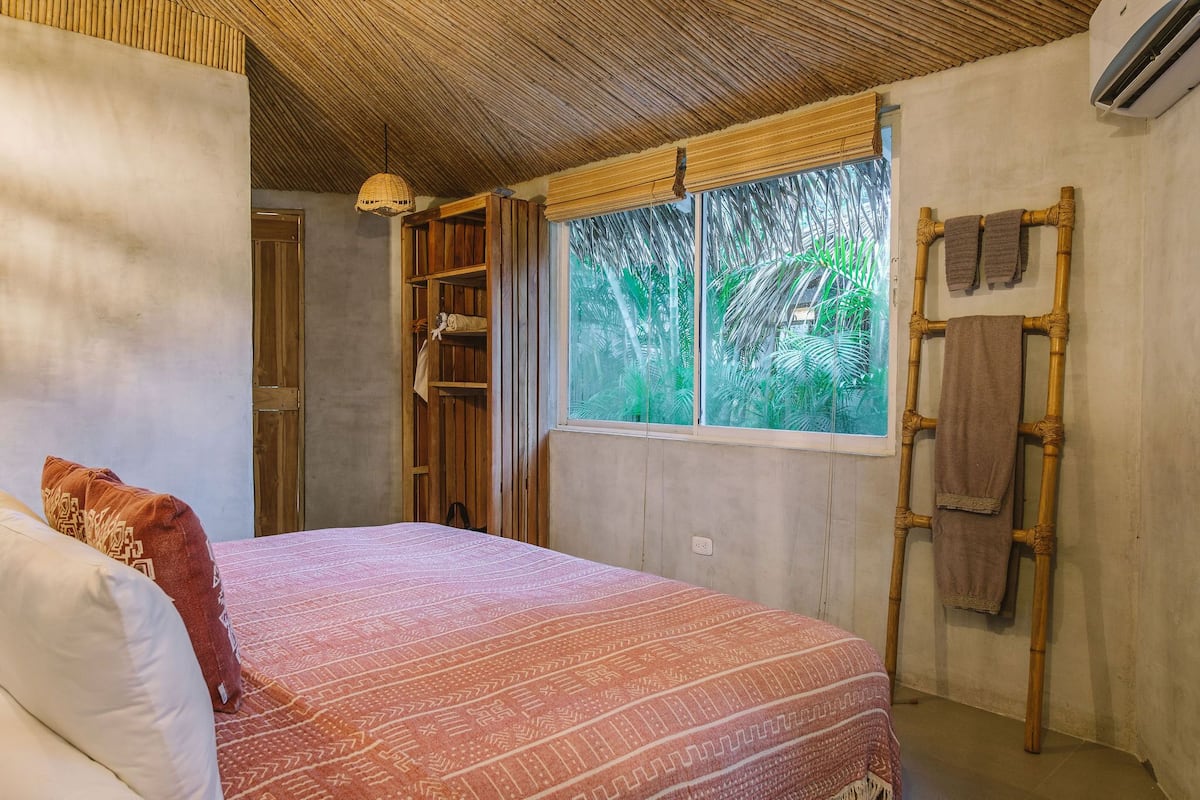 Hideaway Room | In-room safe, desk, WiFi (free)