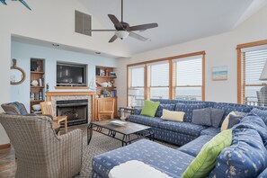 Flatskjerm-TV, peis, DVD-spiller og filmbibliotek