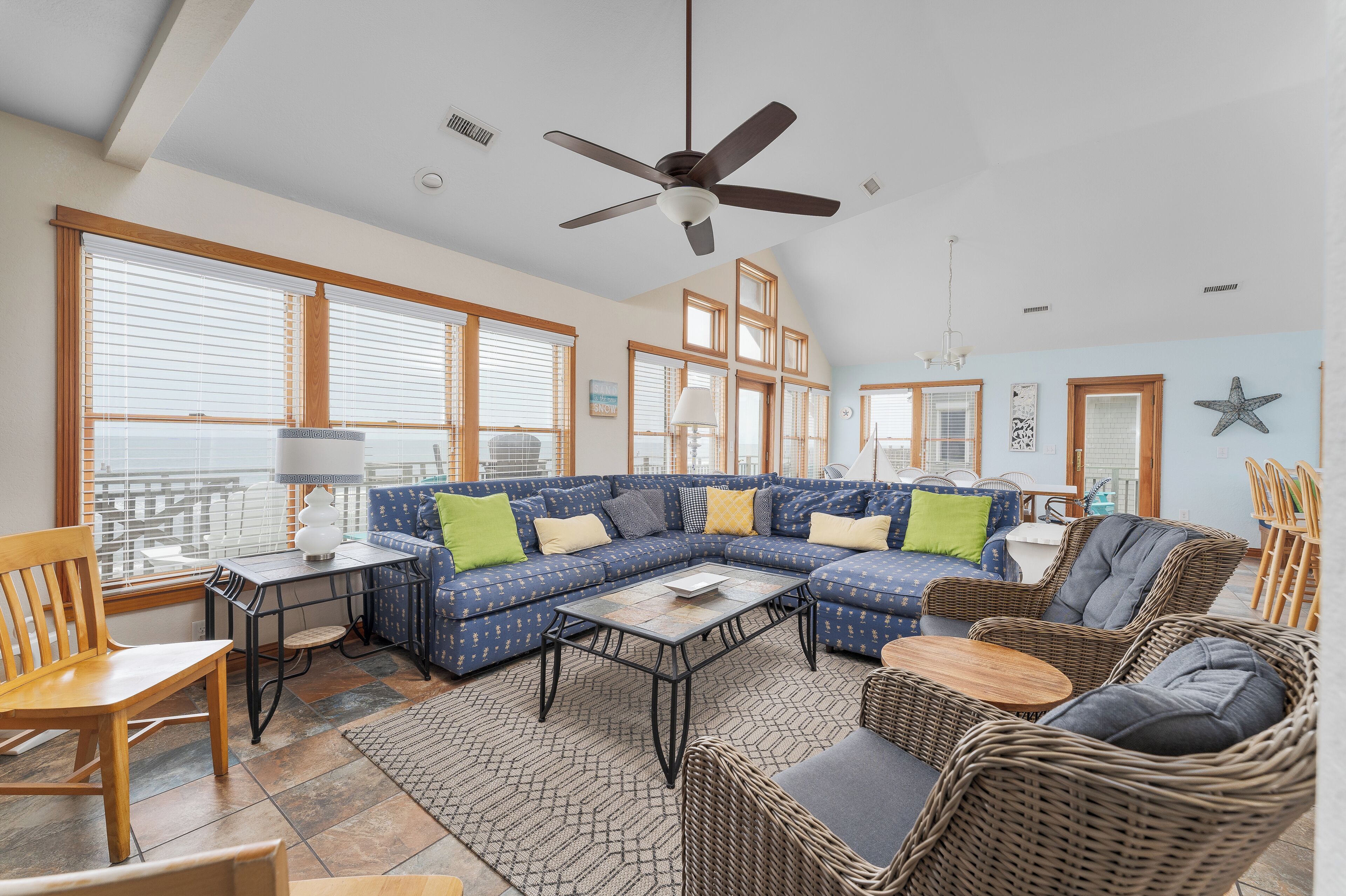 Televisión de pantalla plana, chimenea, reproductor de DVD y videoteca 