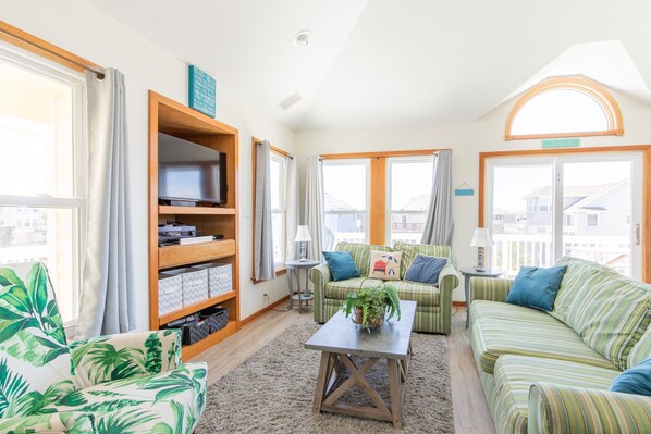 Televisión de pantalla plana y libros 