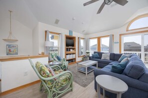 Flat-screen TV, books - 1651 - Better Than Tuition, 6-bed 4.5-bath  home in Corolla, NC, private pool, hot tub (Corolla)