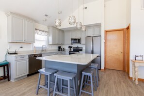 ثلاجة، ميكروويف، فرن، موقد طهي مسطح