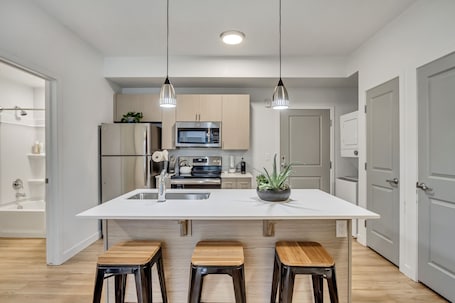 Fridge, microwave, oven, stovetop. LCF - Downtown SLC - Studio - Queen + Sleeper - Gym - Views - Garage