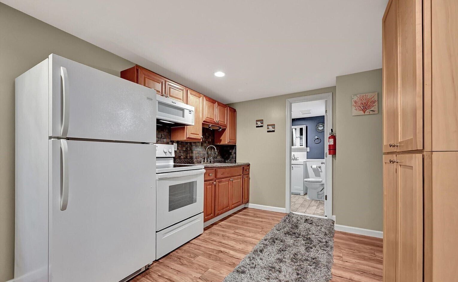 Kjøleskap, mikrobølgeovn, ovn og kokeplater