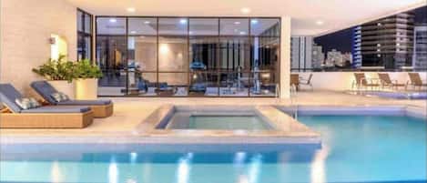 Piscine intérieure