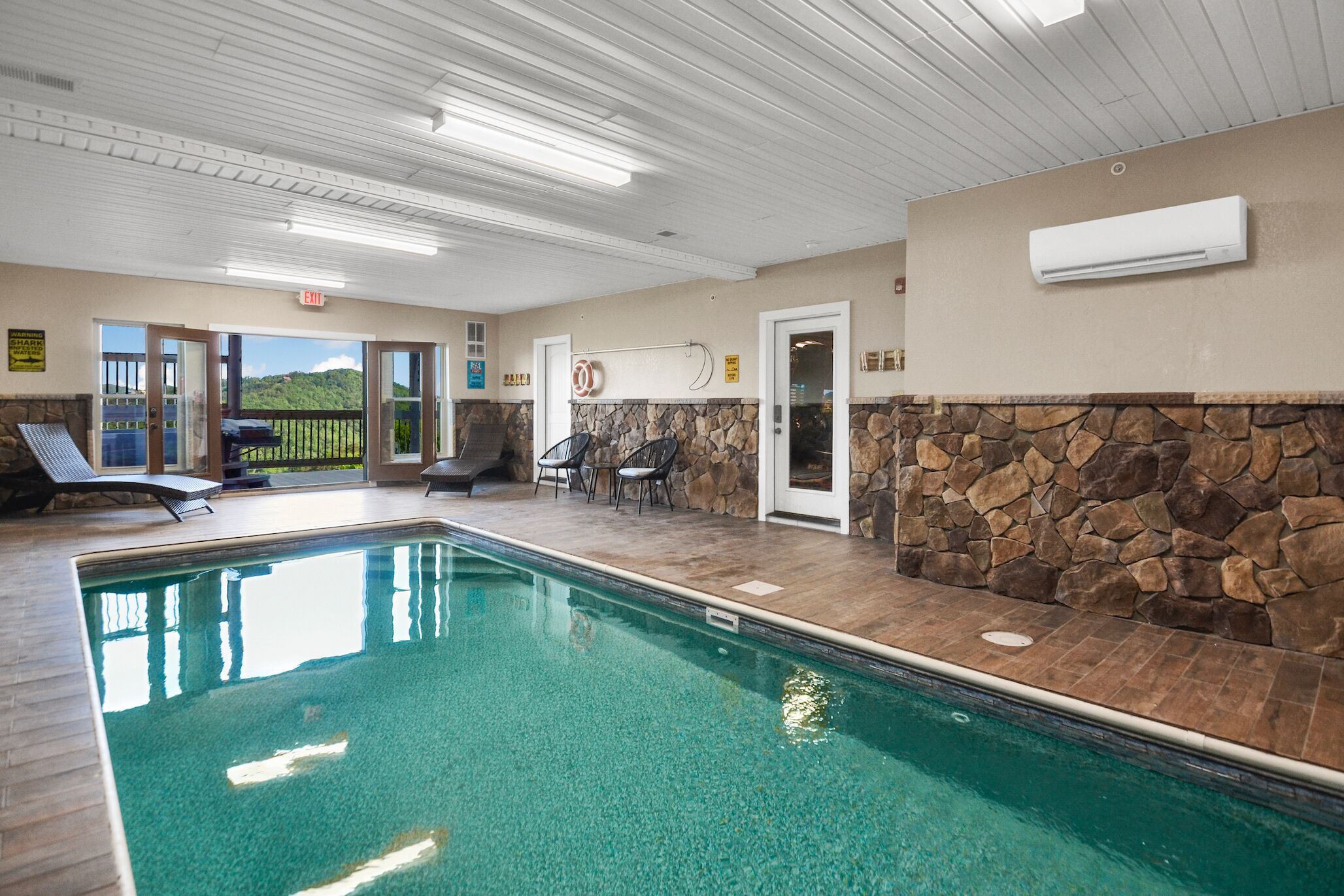 Een binnenzwembad, een verwarmd zwembad