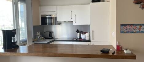 Réfrigérateur, four à micro-ondes, un four, surface de cuisson