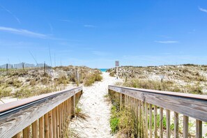 On the beach - Beachfront 3BR @ Buena Vista • Sleeps 8 • Walk to The Hangout (Gulf Shores)