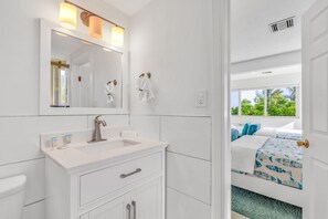 Kylpyamme, hiustenkuivaaja, pyyhkeet