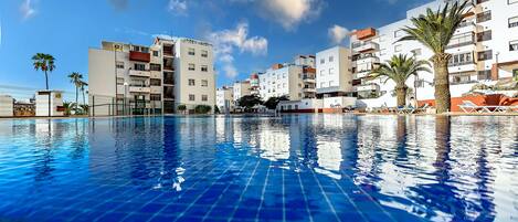 Una piscina cubierta, una piscina al aire libre