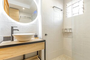 Tina con regadera, amenidades de baño gratuitas, secadora de cabello 