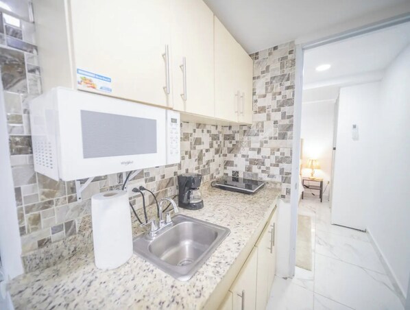 Microwave, stovetop, coffee/tea maker, toaster - 2 Guests 1Bed Studio 3min to Beach and Main Street (Sosúa)