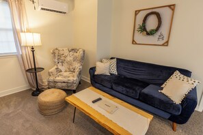 Smart TV, DVD player, books - Small Town Apartment near covered bridge (Perkasie)