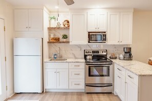 Fridge, microwave, oven, stovetop - Small Town Apartment near covered bridge (Perkasie)