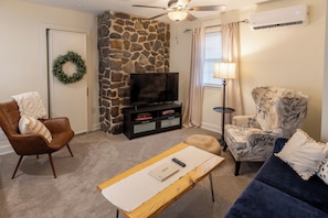 Smart TV, DVD player, books - Small Town Apartment near covered bridge (Perkasie)