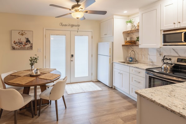 Fridge, microwave, oven, stovetop - Small Town Apartment near covered bridge (Perkasie)