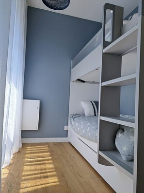 3 bedrooms, iron/ironing board, WiFi, bed sheets