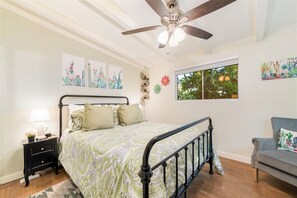 1 camera, una scrivania, ferro/asse da stiro, culla da viaggio