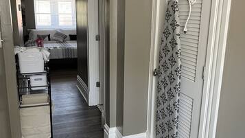 3 chambres, coffre-fort, bureau, fer et planche à repasser