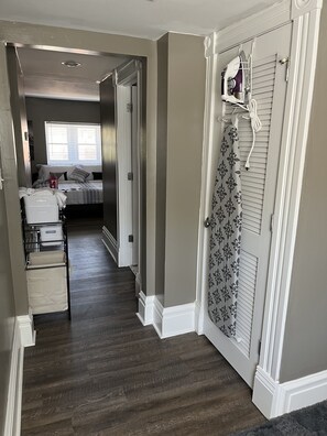 3 bedrooms, in-room safe, desk, iron/ironing board - Old North Shanty/ Historic 1888 Brick Home Near Downtown St. Louis (St. Louis)