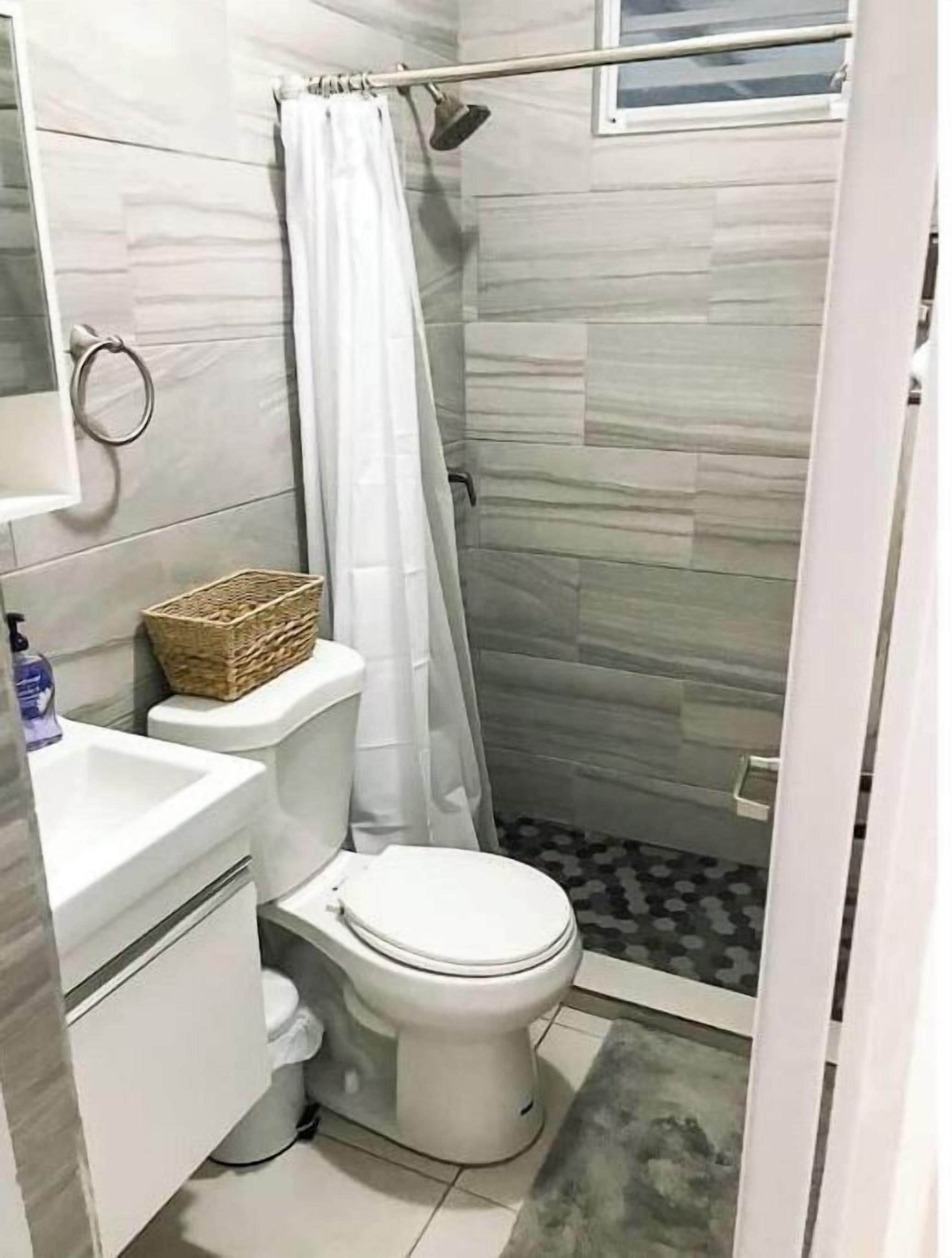 Douche, sèche-cheveux, serviettes fournies, savon