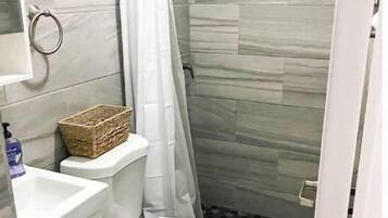 Ducha, secador de pelo, toallas y jabón